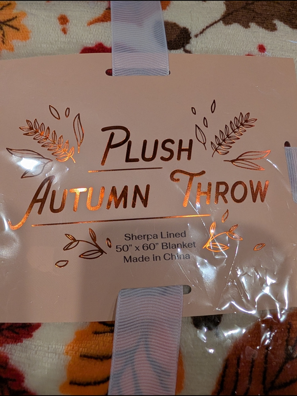 Plush Autumn Throw Blanket - Leaf Print - Picture 4 of 4